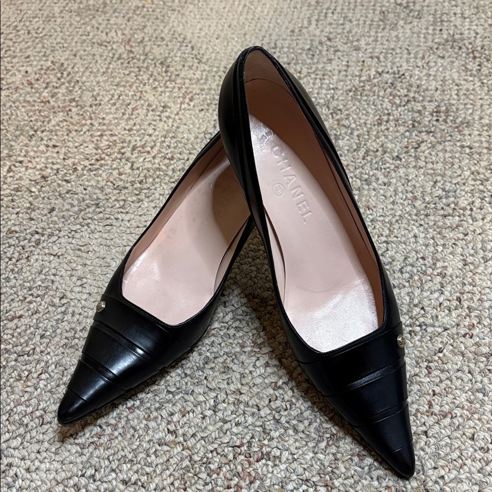CHANEL Black Leather Pointed Toe Pumps